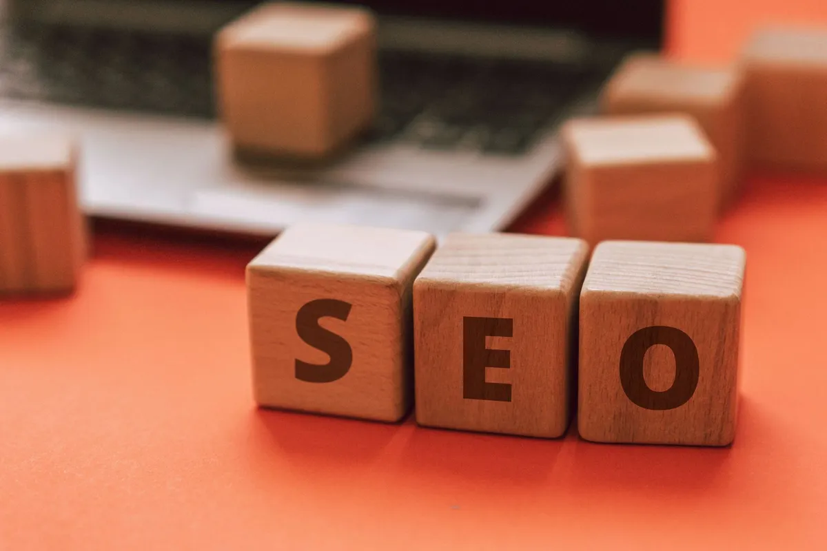 Treklosser som staver «SEO» på et tastatur.