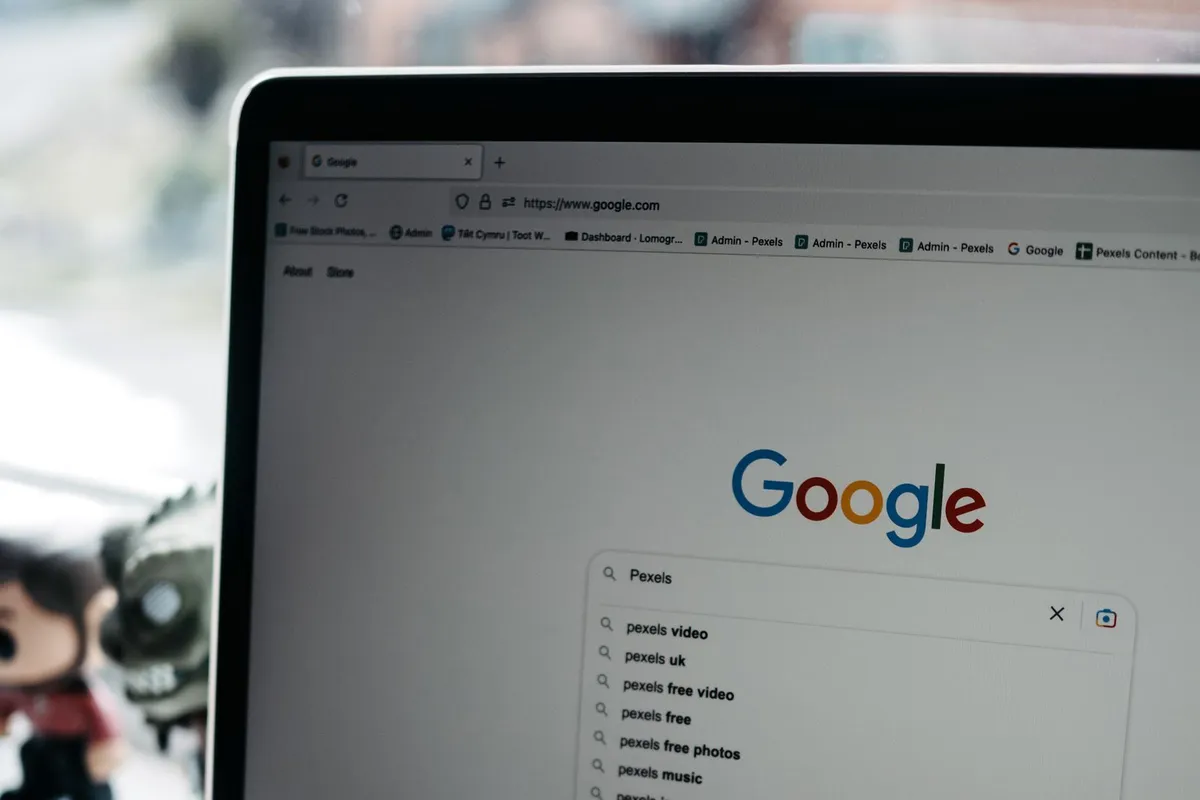 En laptop som viser et Google-søk på en pult.