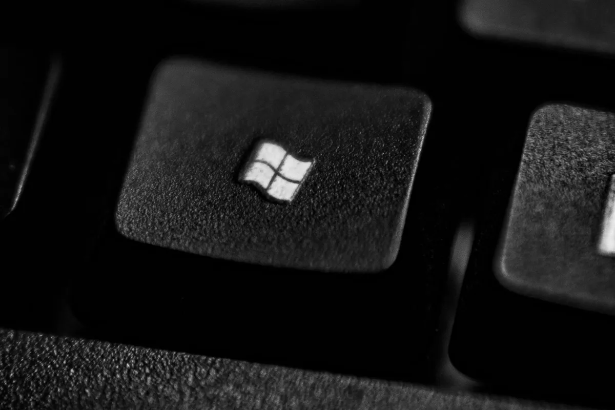 Nærbilde av Windows-tasten med Microsoft-logoen på et tastatur.