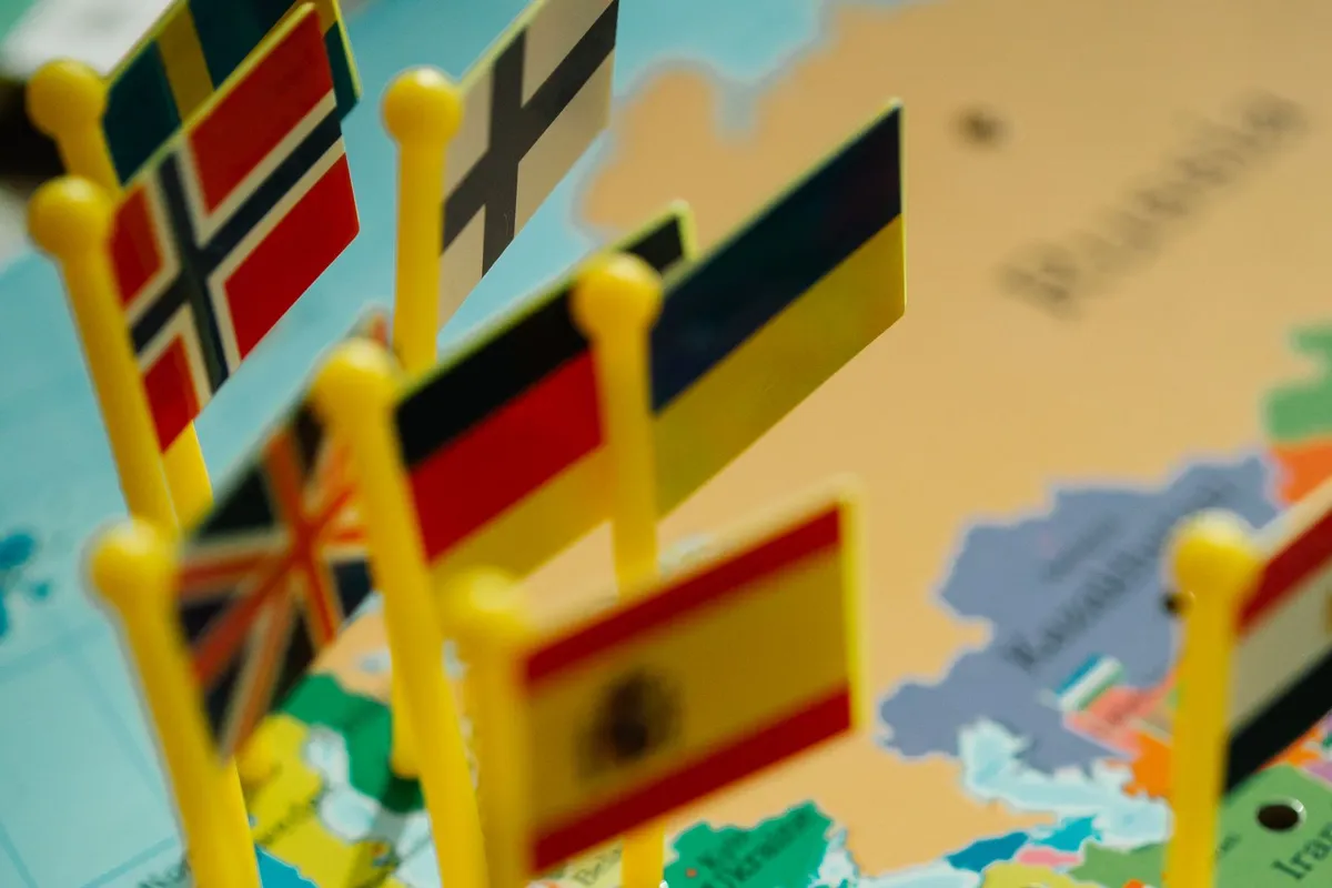 Et verdenskart med flagg som markerer ulike land.
